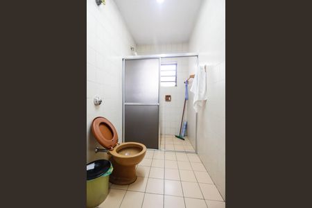 Casa à venda com 581m², 10 quartos e 5 vagas Casa à venda com 581m², 10 quartos e 5 vagasBanheiro de serviço 1 casa 2