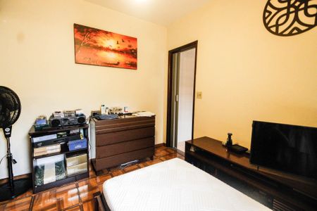 Casa à venda com 581m², 10 quartos e 5 vagas Casa à venda com 581m², 10 quartos e 5 vagasQuarto de serviço 1 casa 2