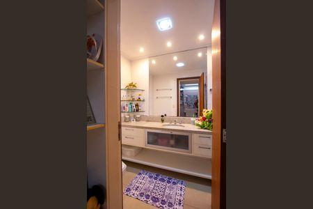 Apartamento à venda com 261m², 4 quartos e 3 vagasBanheiro da Suíte 1