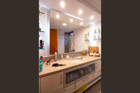 Apartamento à venda com 261m², 4 quartos e 3 vagasBanheiro da Suíte 2