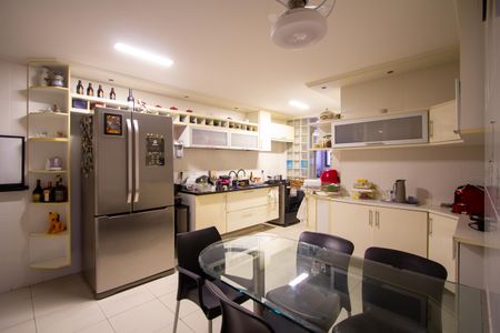 Apartamento à venda com 261m², 4 quartos e 3 vagasCozinha