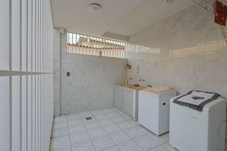 Casa à venda com 380m², 4 quartos e 4 vagas Casa à venda com 380m², 4 quartos e 4 vagasÁrea de Serviço