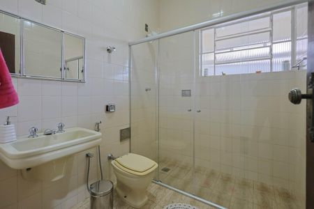 Casa à venda com 380m², 4 quartos e 4 vagas Casa à venda com 380m², 4 quartos e 4 vagasBanheiro