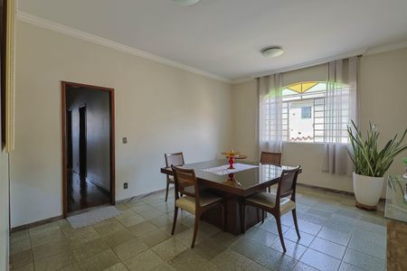 Casa à venda com 380m², 4 quartos e 4 vagas Casa à venda com 380m², 4 quartos e 4 vagasSala de Jantar
