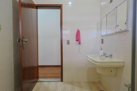 Casa à venda com 380m², 4 quartos e 4 vagas Casa à venda com 380m², 4 quartos e 4 vagasBanheiro