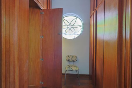 Casa à venda com 380m², 4 quartos e 4 vagas Casa à venda com 380m², 4 quartos e 4 vagasCloset da Suíte 2