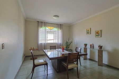 Casa à venda com 380m², 4 quartos e 4 vagas Casa à venda com 380m², 4 quartos e 4 vagasSala de Jantar