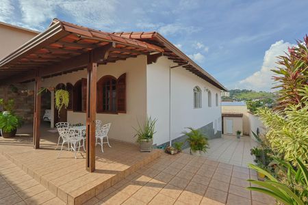 Casa à venda com 380m², 4 quartos e 4 vagas Casa à venda com 380m², 4 quartos e 4 vagasÁrea Externa