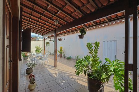 Casa à venda com 380m², 4 quartos e 4 vagas Casa à venda com 380m², 4 quartos e 4 vagasÁrea Externa