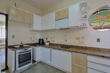 Casa à venda com 380m², 4 quartos e 4 vagas Casa à venda com 380m², 4 quartos e 4 vagasCozinha
