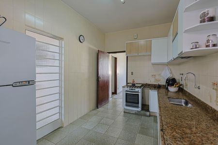 Casa à venda com 380m², 4 quartos e 4 vagas Casa à venda com 380m², 4 quartos e 4 vagasCozinha