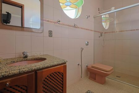 Casa à venda com 380m², 4 quartos e 4 vagas Casa à venda com 380m², 4 quartos e 4 vagasBanheiro da Suíte 1