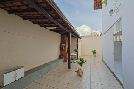 Casa à venda com 380m², 4 quartos e 4 vagas Casa à venda com 380m², 4 quartos e 4 vagasÁrea Externa