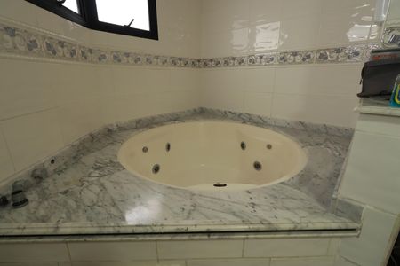 Apartamento à venda com 205m², 3 quartos e 3 vagasBanheiro da Suíte 2