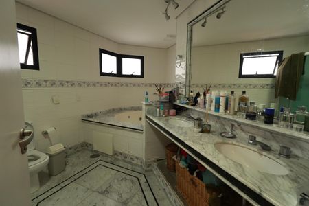 Apartamento à venda com 205m², 3 quartos e 3 vagasBanheiro da Suíte 2