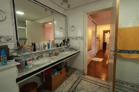 Apartamento à venda com 205m², 3 quartos e 3 vagasBanheiro da Suíte 2