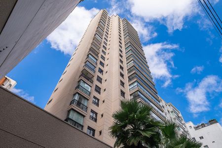 Apartamento à venda com 226m², 3 quartos e 4 vagas Apartamento à venda com 226m², 3 quartos e 4 vagasFachada