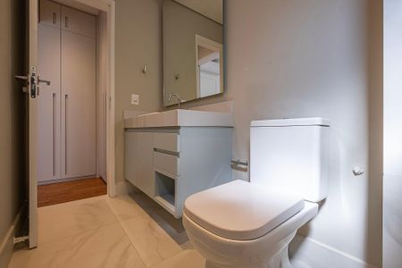 Apartamento à venda com 226m², 3 quartos e 4 vagas Apartamento à venda com 226m², 3 quartos e 4 vagasSuíte 2 - Banheiro