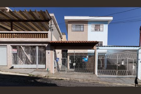 Casa à venda com 120m², 3 quartos e 4 vagas Casa à venda com 120m², 3 quartos e 4 vagasFachada