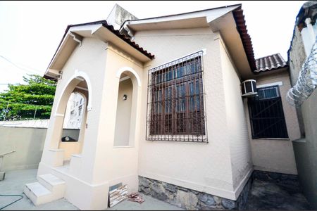 Casa para alugar com 250m², 2 quartos e sem vaga Casa para alugar com 250m², 2 quartos e sem vagaFachada