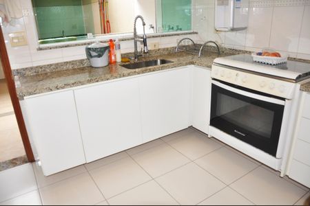 Casa à venda com 149m², 3 quartos e 2 vagas Casa à venda com 149m², 3 quartos e 2 vagasCozinha