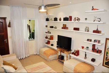 Casa à venda com 149m², 3 quartos e 2 vagas Casa à venda com 149m², 3 quartos e 2 vagasSala