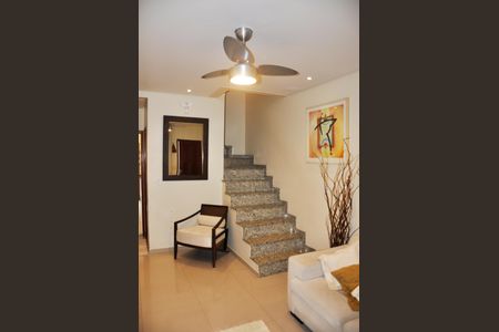 Casa à venda com 149m², 3 quartos e 2 vagas Casa à venda com 149m², 3 quartos e 2 vagasSala