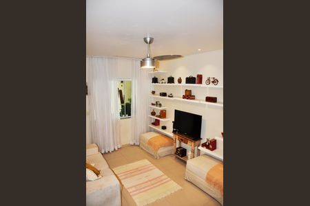 Casa à venda com 149m², 3 quartos e 2 vagas Casa à venda com 149m², 3 quartos e 2 vagasSala