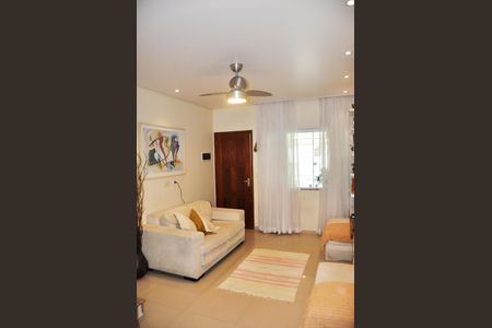 Casa à venda com 149m², 3 quartos e 2 vagas Casa à venda com 149m², 3 quartos e 2 vagasSala