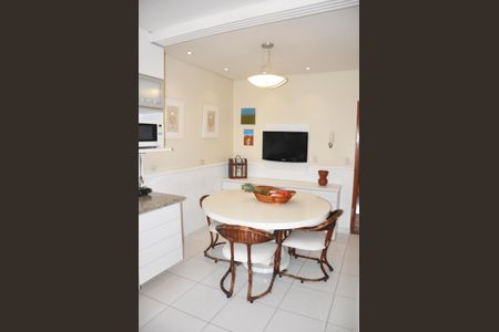 Casa à venda com 149m², 3 quartos e 2 vagas Casa à venda com 149m², 3 quartos e 2 vagasCozinha