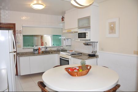 Casa à venda com 149m², 3 quartos e 2 vagas Casa à venda com 149m², 3 quartos e 2 vagasCozinha