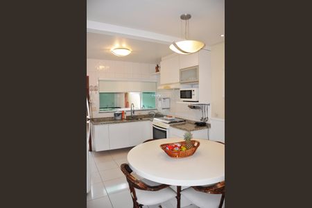 Casa à venda com 149m², 3 quartos e 2 vagas Casa à venda com 149m², 3 quartos e 2 vagasCozinha