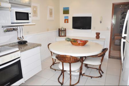 Casa à venda com 149m², 3 quartos e 2 vagas Casa à venda com 149m², 3 quartos e 2 vagasCozinha