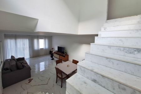 Casa à venda com 225m², 4 quartos e 2 vagas Casa à venda com 225m², 4 quartos e 2 vagasSala