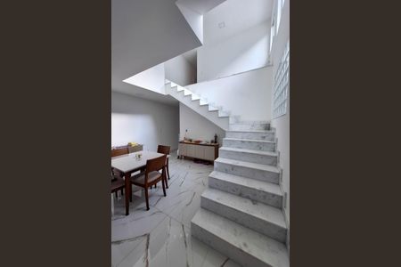 Casa à venda com 225m², 4 quartos e 2 vagas Casa à venda com 225m², 4 quartos e 2 vagasSala