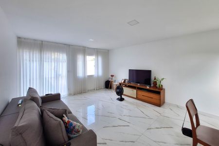 Casa à venda com 225m², 4 quartos e 2 vagas Casa à venda com 225m², 4 quartos e 2 vagasSala