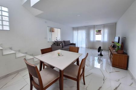 Casa à venda com 225m², 4 quartos e 2 vagas Casa à venda com 225m², 4 quartos e 2 vagasSala