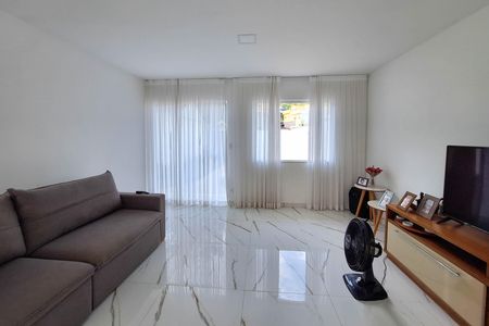 Casa à venda com 225m², 4 quartos e 2 vagas Casa à venda com 225m², 4 quartos e 2 vagasSala