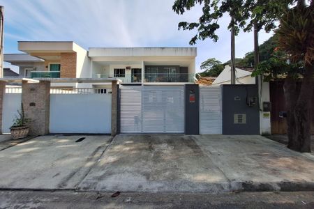 Casa à venda com 225m², 4 quartos e 2 vagas Casa à venda com 225m², 4 quartos e 2 vagasFachada