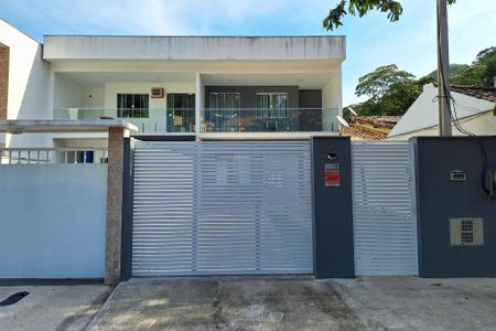 Casa à venda com 225m², 4 quartos e 2 vagas Casa à venda com 225m², 4 quartos e 2 vagasFachada