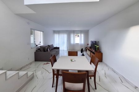 Casa à venda com 225m², 4 quartos e 2 vagas Casa à venda com 225m², 4 quartos e 2 vagasSala