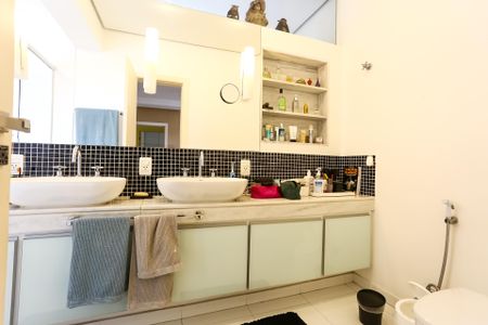 Apartamento à venda com 325m², 4 quartos e 5 vagasBanheiro da Suíte 4
