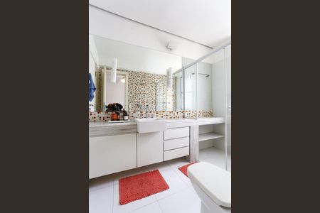 Apartamento à venda com 325m², 4 quartos e 5 vagasBanheiro da Suíte 1