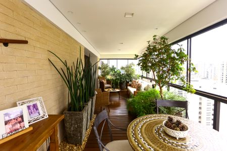 Apartamento à venda com 325m², 4 quartos e 5 vagasVaranda