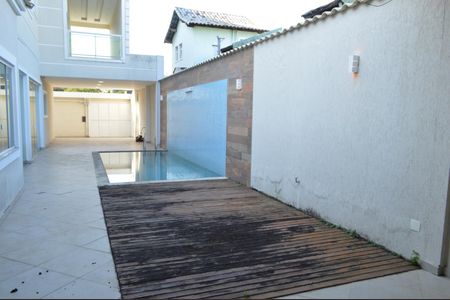 Casa de condomínio à venda com 243m², 4 quartos e 3 vagasPiscina