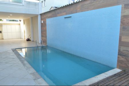 Casa de condomínio à venda com 243m², 4 quartos e 3 vagasPiscina