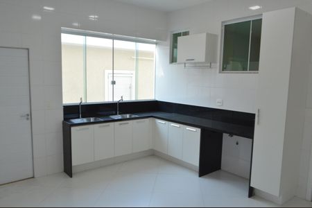 Casa de condomínio à venda com 243m², 4 quartos e 3 vagasÁrea de Serviço