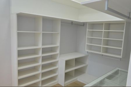 Casa de condomínio à venda com 243m², 4 quartos e 3 vagasCloset da Suíte 3