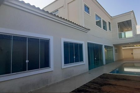 Casa de condomínio à venda com 243m², 4 quartos e 3 vagasPiscina