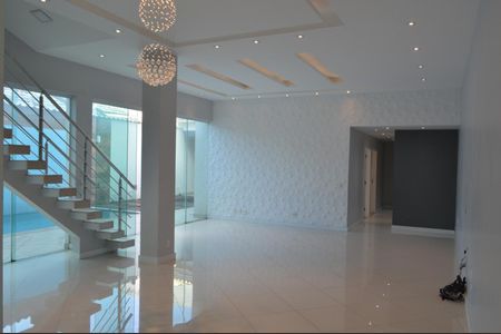 Casa de condomínio à venda com 243m², 4 quartos e 3 vagasSala